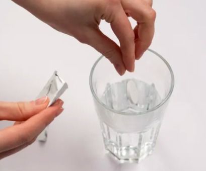 泡騰片直接含著吃暗藏窒息風險，苯胺成分需警惕